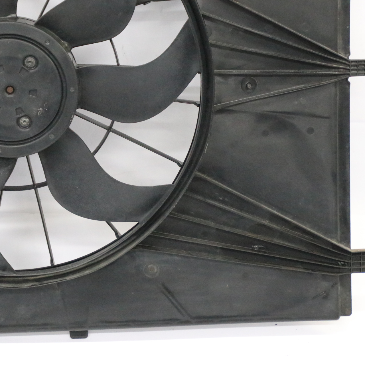 Mercedes Vito W447 OM622 Fan Shroud Engine Cooling Radiator Fan A4479060012