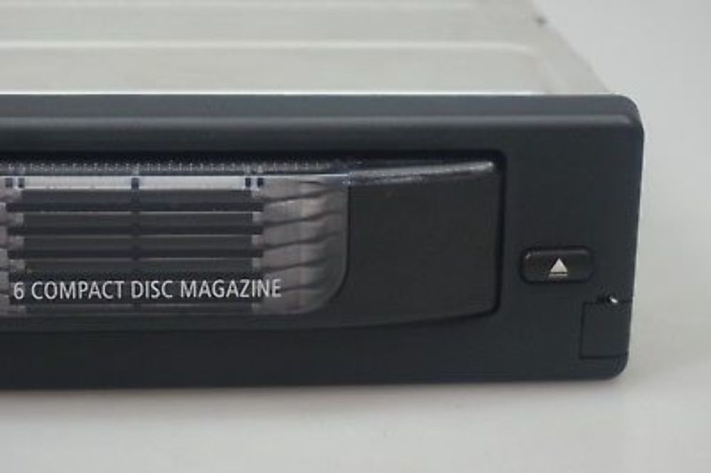 BMW 5 6 Series E60 E61 E63 E64 6-disc Compact CD Changer with Magazine 6986081