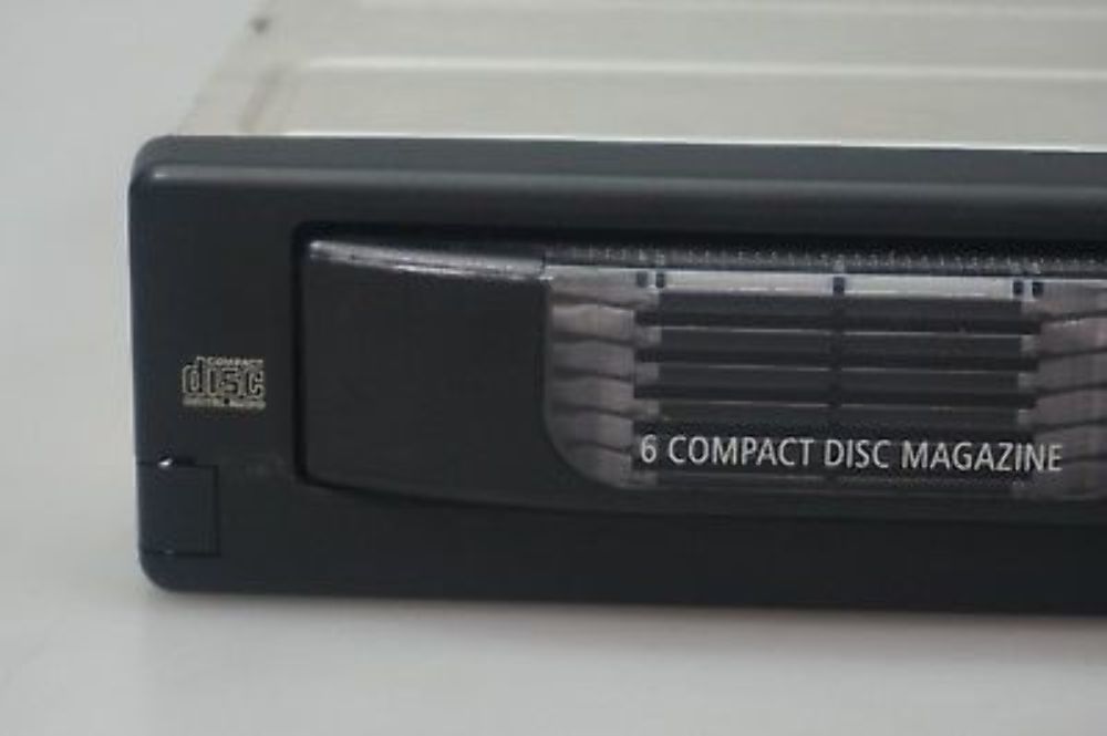 BMW 5 6 Series E60 E61 E63 E64 6-disc Compact CD Changer with Magazine 6986081